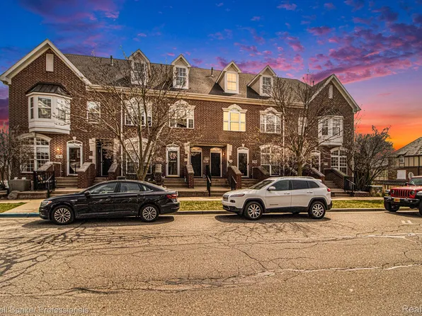 2771 Riverside Dr #32, Trenton, MI 48183