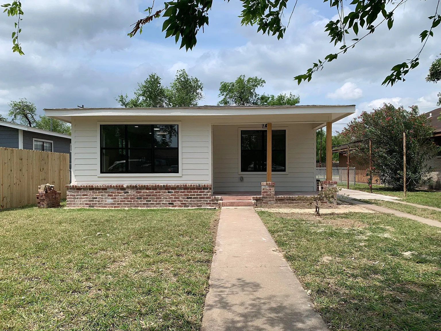 2 bed, 899 sqft, $1,150 — Photo 1