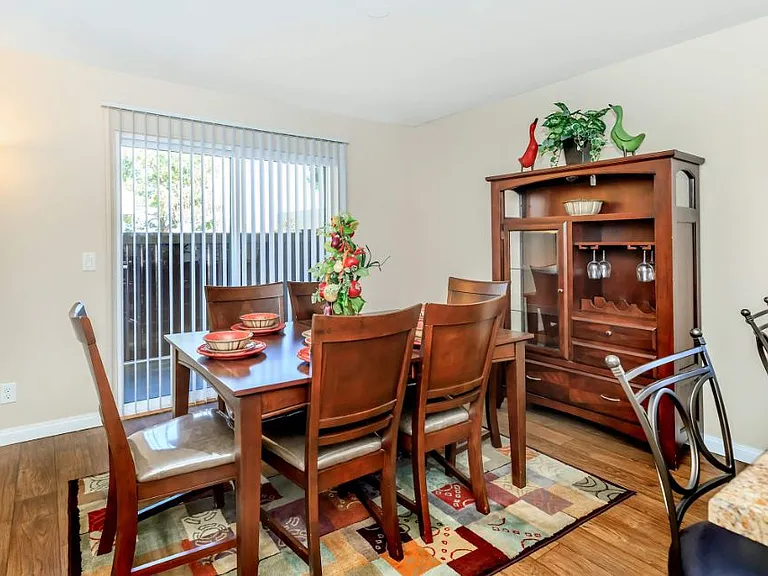 Sunset View Apartments — Photo 37