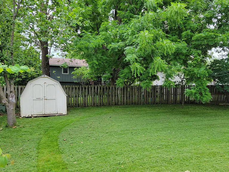 307 SE Greystone Dr — Photo 5