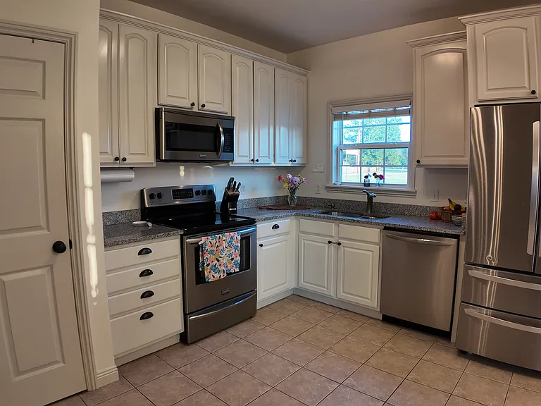 1624 Brewster Ln — Photo 4