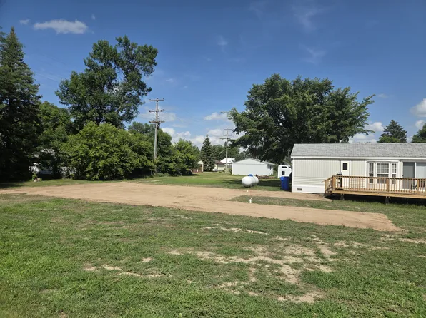 302 Walnut St #1, Hecla, SD 57446