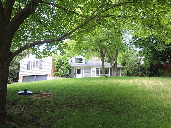 2nd image of 1140 Cambridge Dr SE