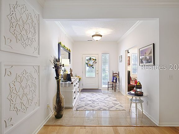 3rd image of 179 Hampton Cir