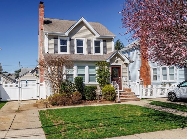 17 N Cambridge Street, Malverne, NY 11565