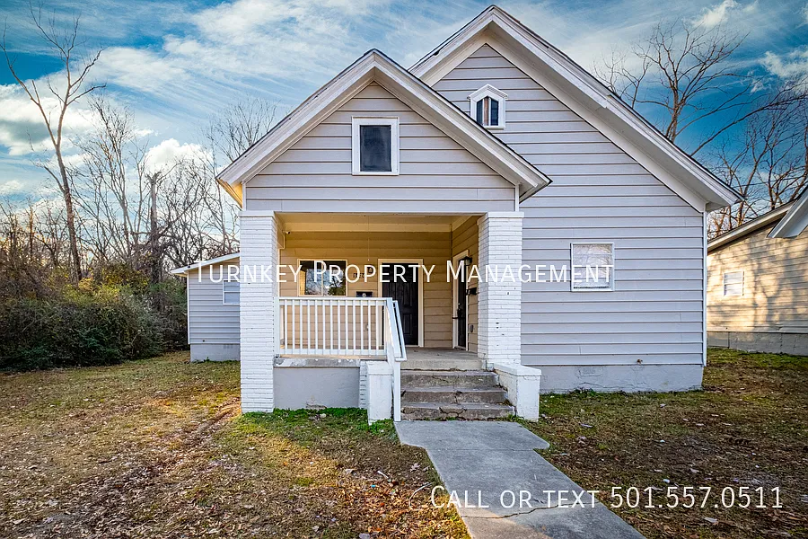 Renovated 3bed 2 bath Duplex! Half off 1st month's Rent — Photo 3