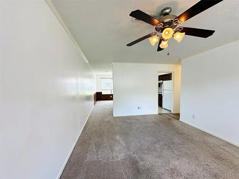 1011 McCall Ave — Photo 3
