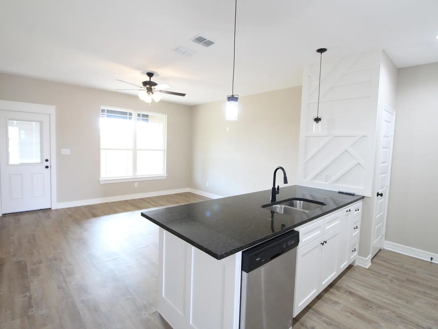 3 bed, 1100 sqft, $1,600 — Photo 2