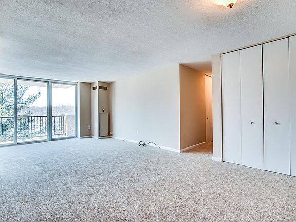 New carpet, paint, and light fixtures throughout!