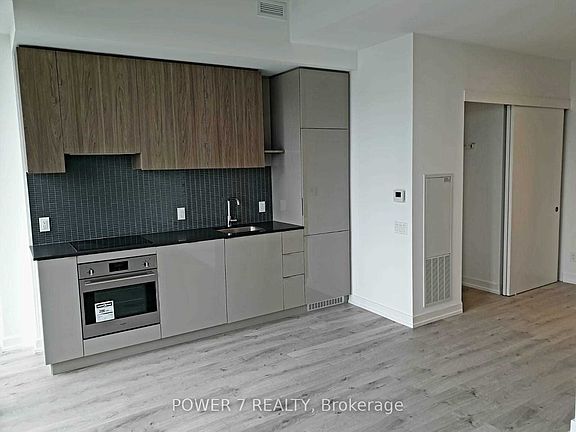 5th image of 161 Roehampton Ave #911