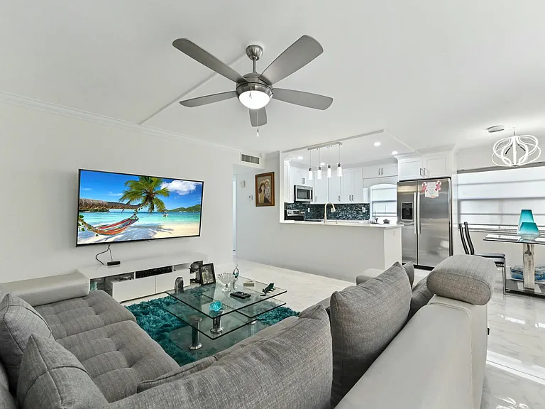 548 Burgundy St #L — Photo 8