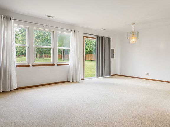 5th image of 18 Forest Wood Ln