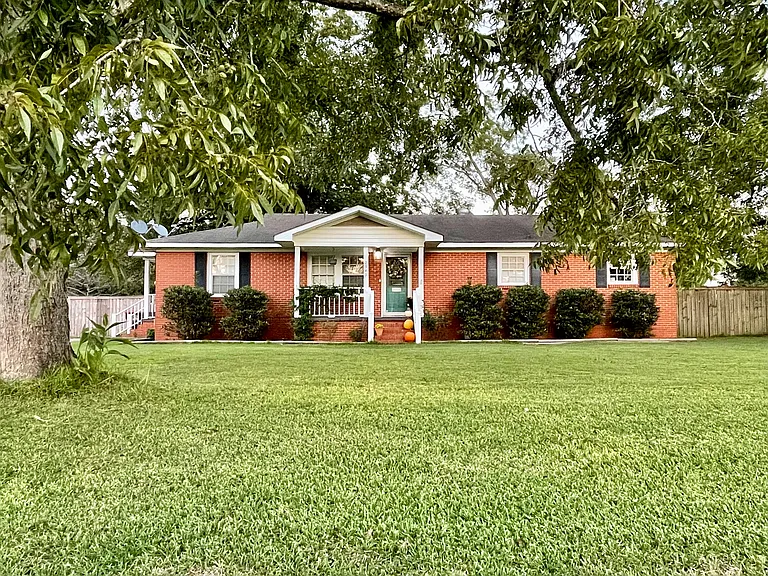 2347 Capital Dr — Photo 1