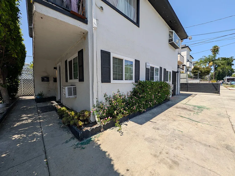 5207-5209 Cartwright Ave
