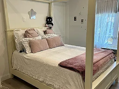 Queen poster bed - Queen bed 1