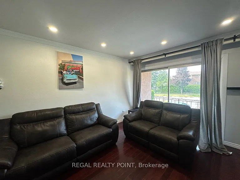 6 Harrington Cres — Photo 5