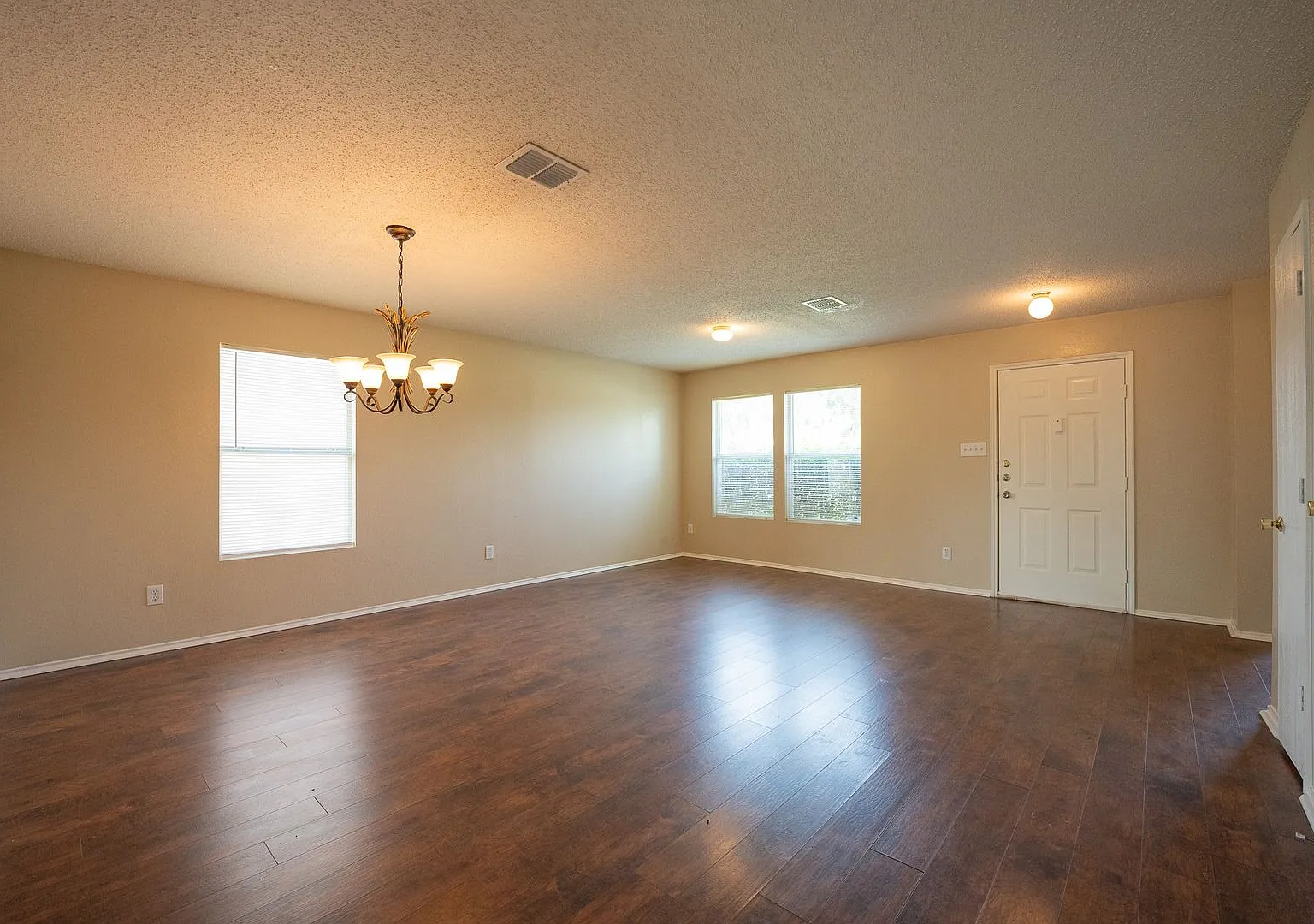 Adorable 4 bedroom for lease!! — Photo 4