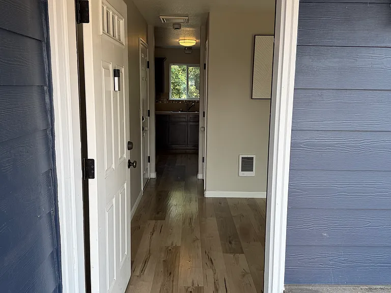 1426 NE Thomas Ct — Photo 2