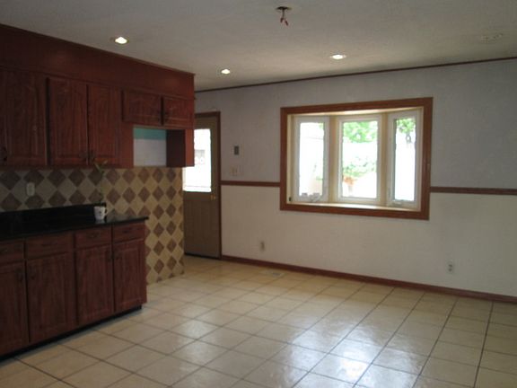 3rd image of 410 Hillside Dr