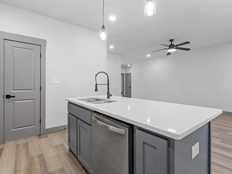 405 W Hull St — Photo 5