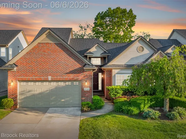 1723 Pine Forest Dr, Walled Lake, MI 48390