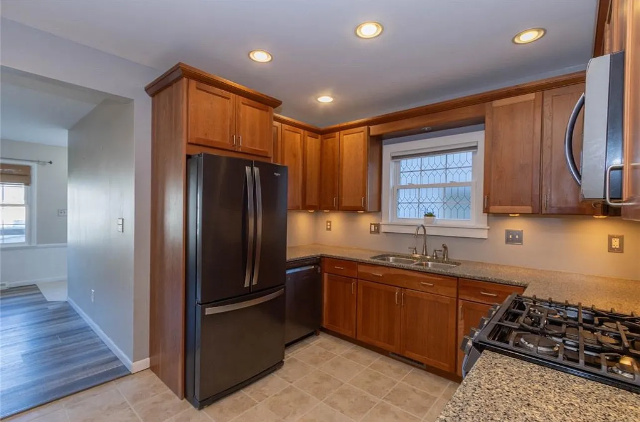 3 bed, 1955 sqft, $2,500 — Photo 4