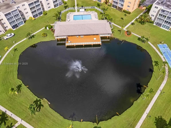 206 SE 10th St APT 303, Dania, FL 33004