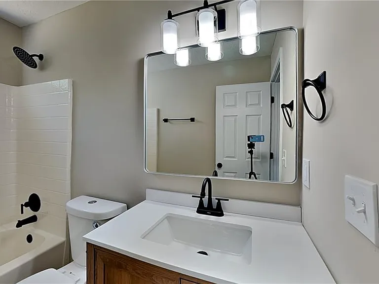 1045 Winthrope Chase Dr — Photo 16