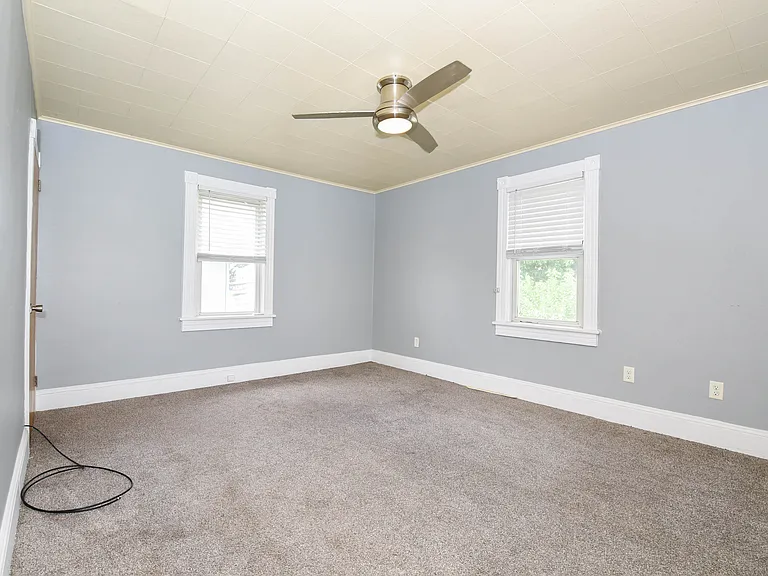 256 1/2 E Grove St #256 — Photo 12