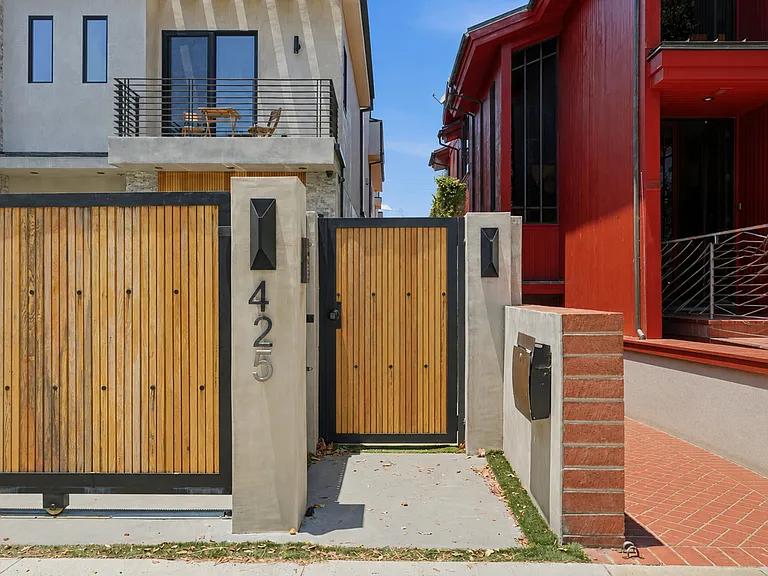 425 N Alfred St — Photo 22
