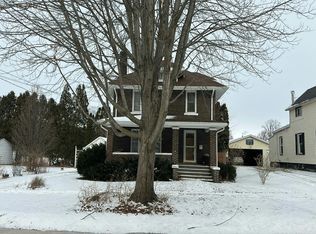 528 W Chestnut St, Freeport, IL 61032