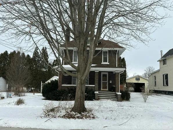 528 W Chestnut St, Freeport, IL 61032