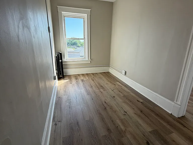 565 Main St #5 — Photo 2