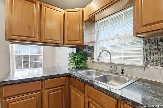 3 bed, 1.0 bath, 833 sqft, $1,500 — Photo 4