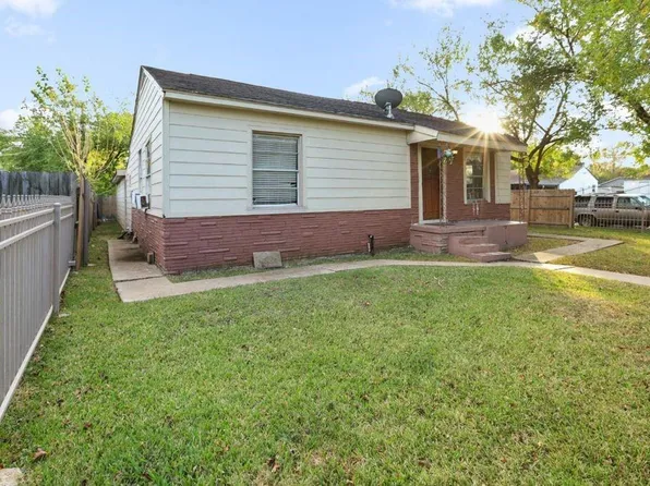 2111 3rd St, Galena Park, TX 77547