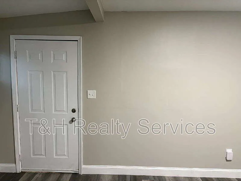 2 bed, 1.0 bath, 816 sqft, $950 — Photo 2