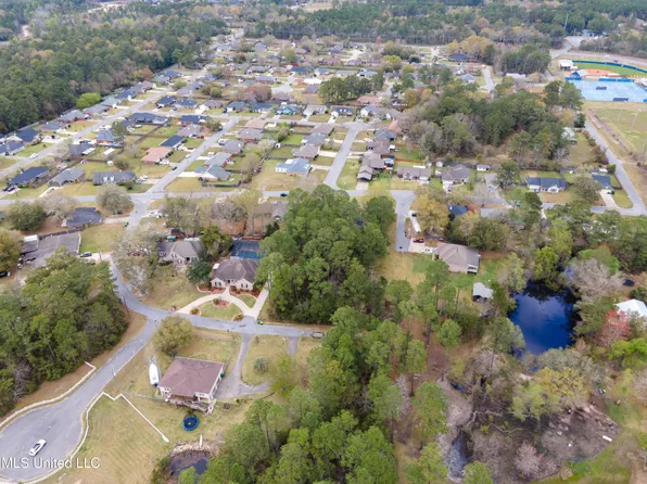 Big Oak & Lake Geneva Dr, Ocean Springs, MS 39564