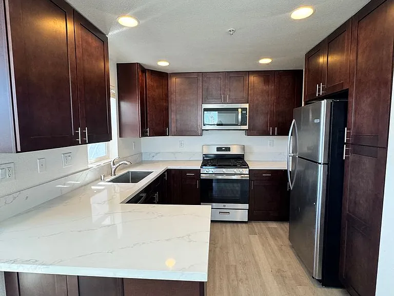730-734 Broadway — Photo 7