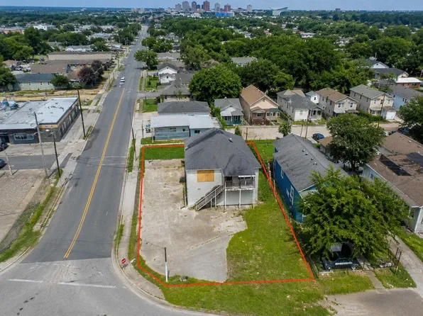 1806 Ssgt Macario Garcia Dr, Houston, TX 77011