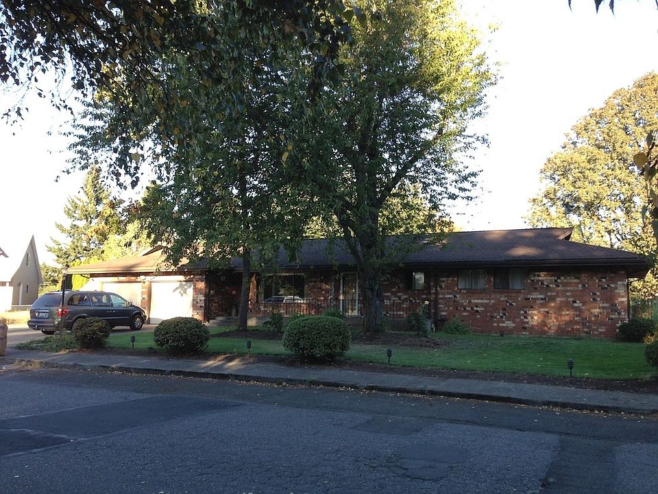 Front view of the yard.