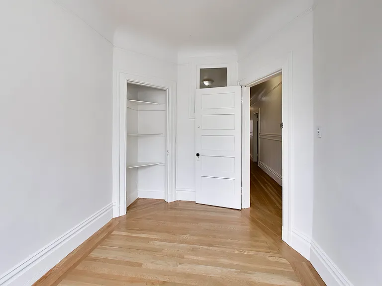 1558 Stockton St — Photo 14