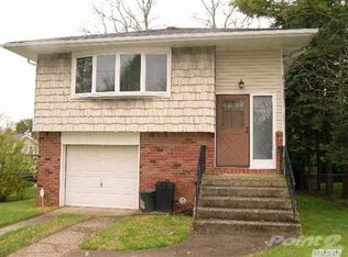 20 Woodycrest Dr, Farmingville, NY 11738