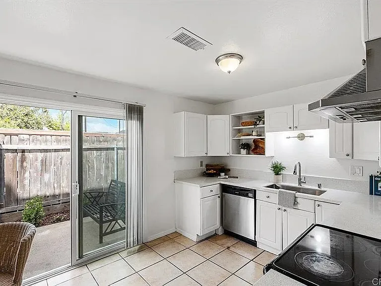 888 Cherrywood Way #20 — Photo 8