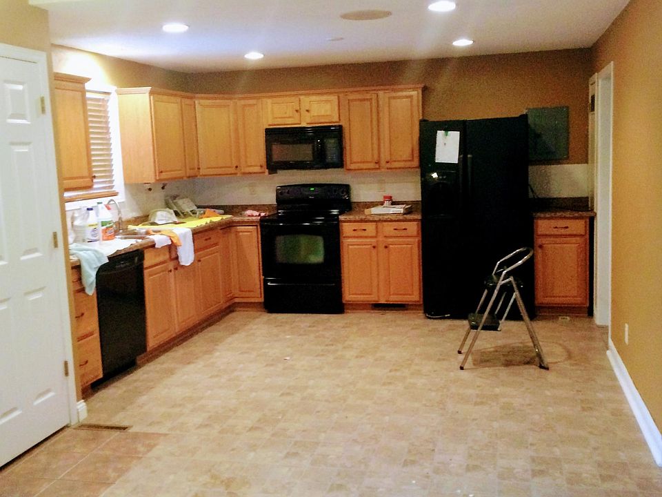 2nd image of 400 Roosevelt Rd S
