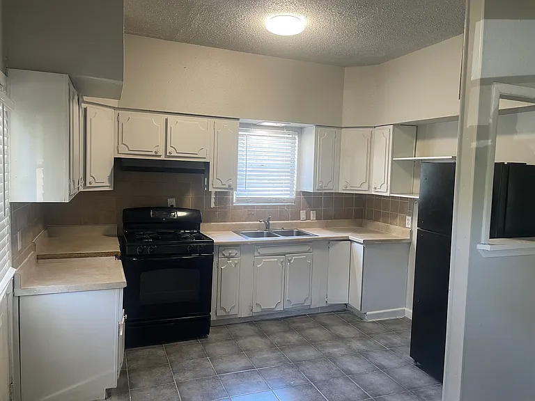 1542 W Craig Pl — Photo 10