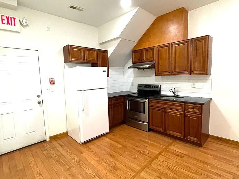916 Green St #1 — Photo 4