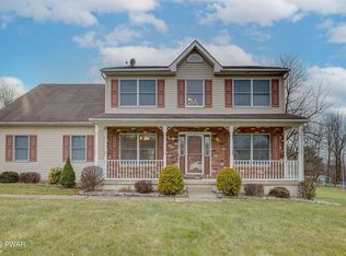 306 Country Heritage Dr, Stroudsburg, PA 18360