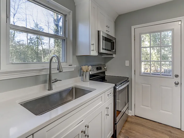 3325 Eastwood Dr — Photo 16
