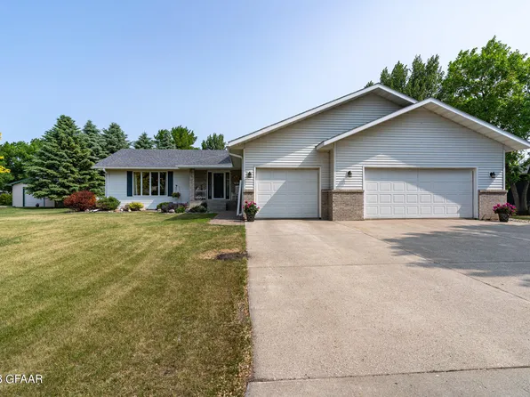 516 22nd St NW, East Grand Forks, MN 56721