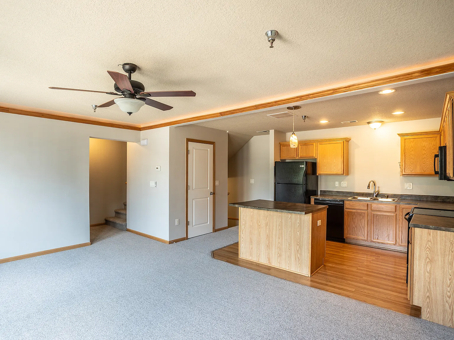 2 bed, 1056 sqft, $1,400 — Photo 3